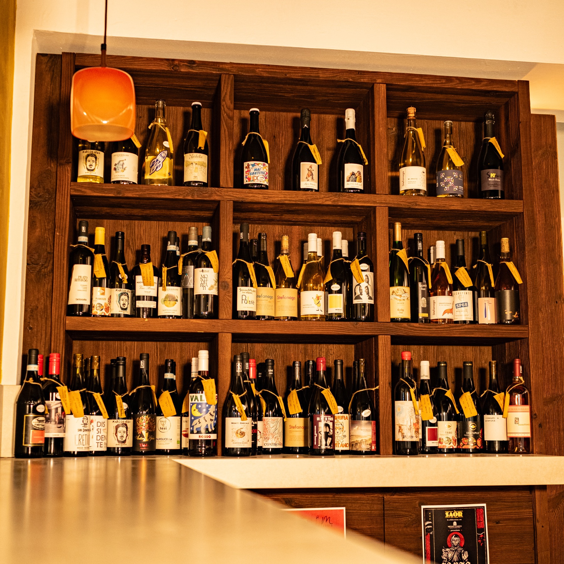 Scaffale con la selezione di vini di Saòr